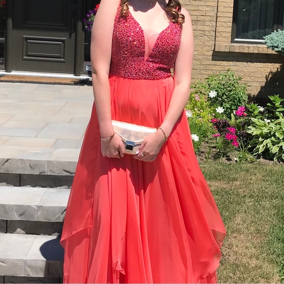 Elegant gown - Picture 3 of 5